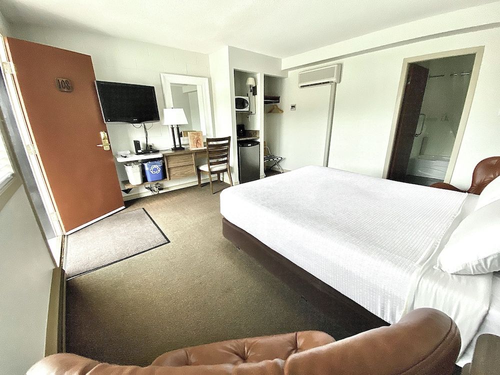 Arbutus Grove Motel Standard Room, 1 Queen Bed, Accessible, Refrigerator & Microwave