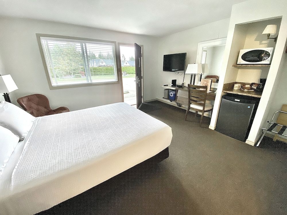 Arbutus Grove Motel Standard Double Room, Multiple Beds, Accessible, Refrigerator & Microwave 4
