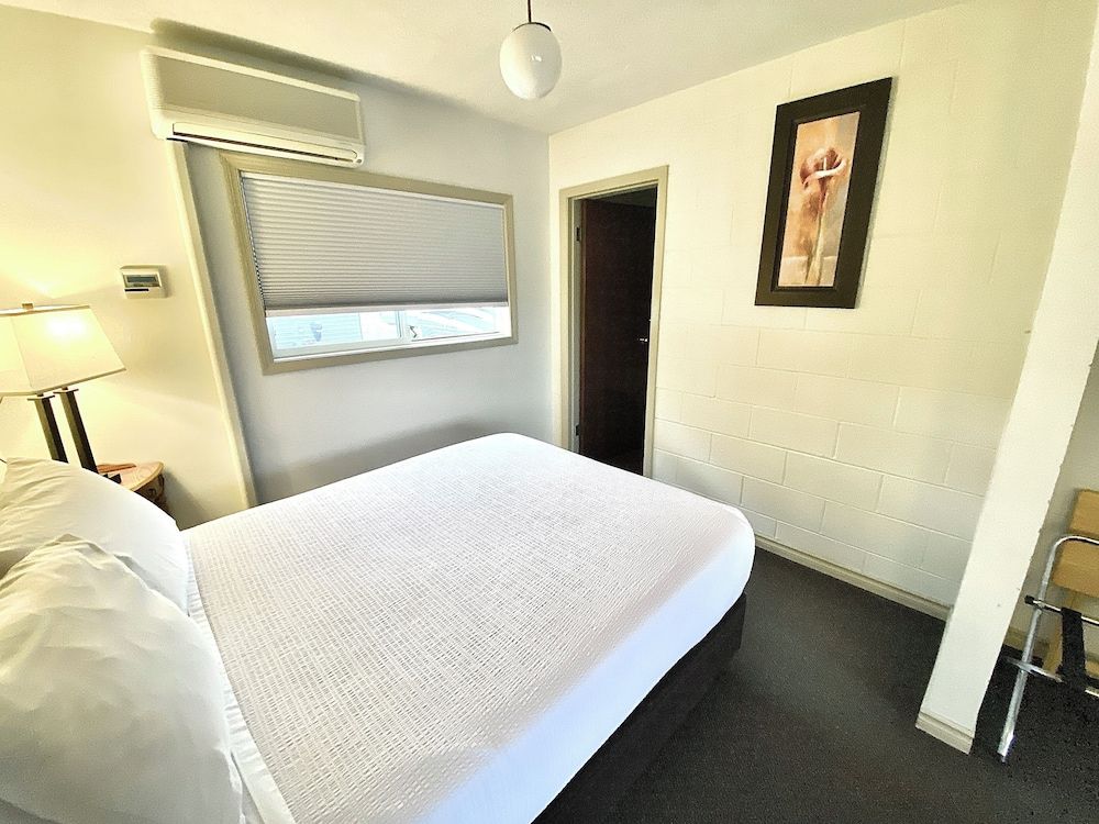 Arbutus Grove Motel Standard Double Room, Multiple Beds, Accessible, Refrigerator & Microwave 3