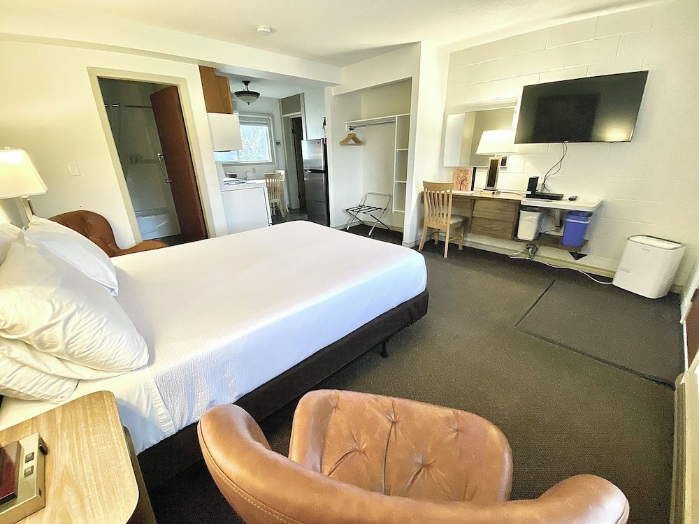 Arbutus Grove Motel Standard Room, 1 Queen Bed, Accessible, Kitchen 2