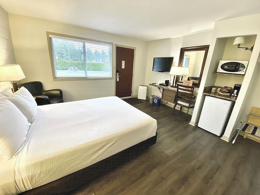 Arbutus Grove Motel Standard Room, 1 Queen Bed, Accessible, Refrigerator & Microwave 2