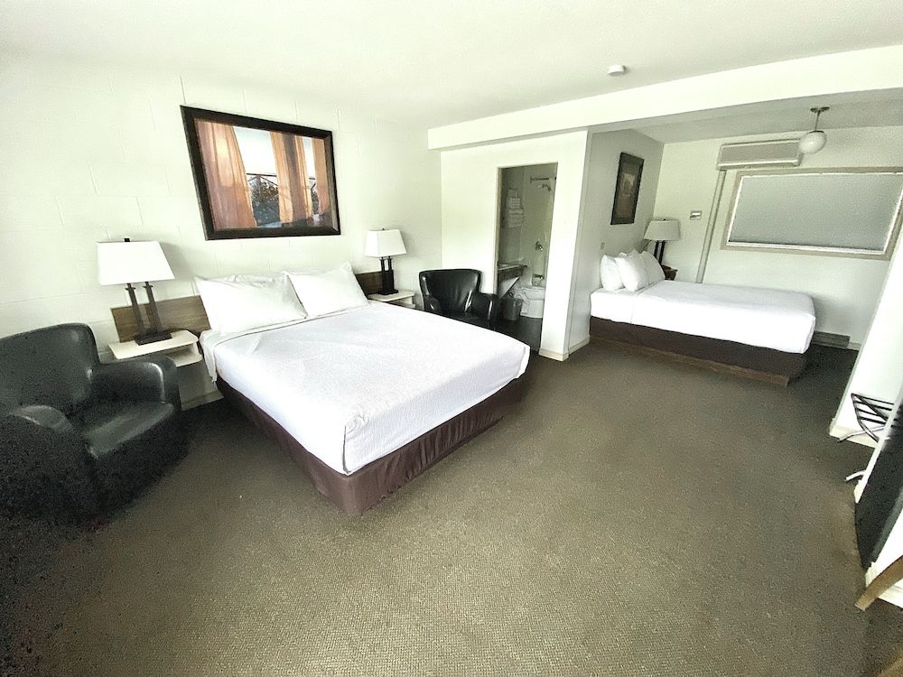 Arbutus Grove Motel Standard Double Room, Multiple Beds, Accessible, Refrigerator & Microwave 5