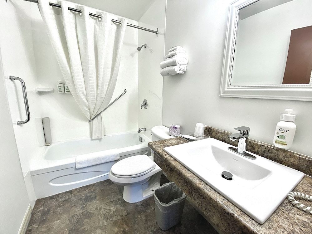 Arbutus Grove Motel Standard Room, 1 Queen Bed, Accessible, Refrigerator & Microwave 5