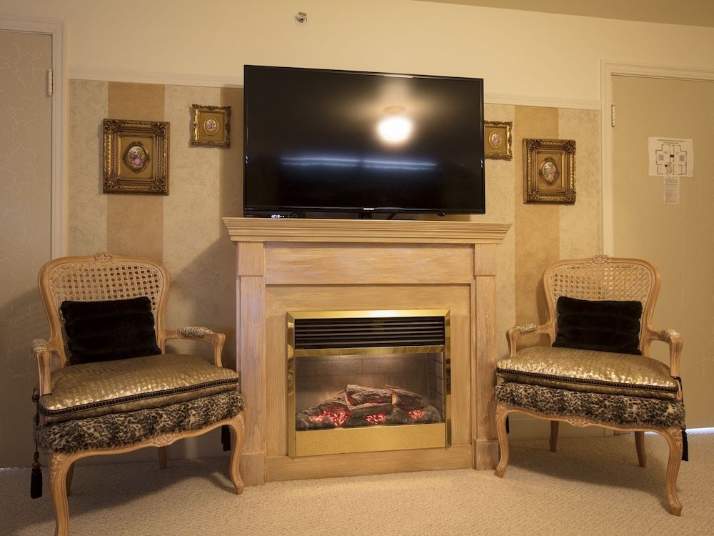 Crystal's View Bed & Breakfast Luxury Suite, 1 Queen Bed, City Skyline & Ocean View Double Jacuzzi Tub, Fireplace 12