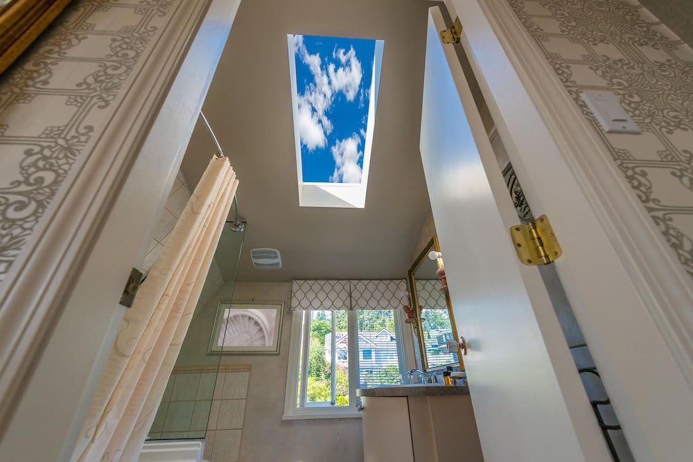 Crystal's View Bed & Breakfast Elegant Suite, 1 Queen Bed, City Skyline & Ocean View 7