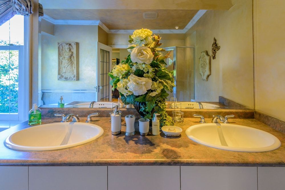 Crystal's View Bed & Breakfast Deluxe Suite, 1 Queen Bed, City Skyline & Ocean View / Balcony & Double Jacuzzi Tub, Fireplace 10