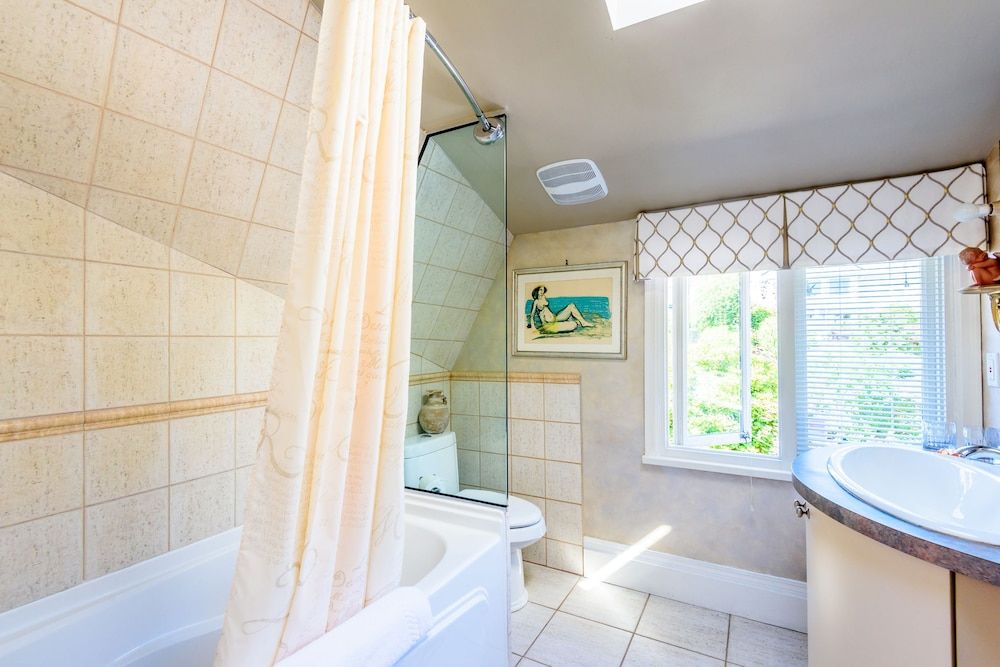 Crystal's View Bed & Breakfast Elegant Suite, 1 Queen Bed, City Skyline & Ocean View 8