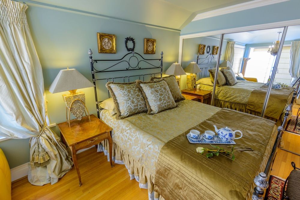 Crystal's View Bed & Breakfast Deluxe Suite, 1 Queen Bed, City Skyline & Ocean View / Balcony & Double Jacuzzi Tub, Fireplace 3