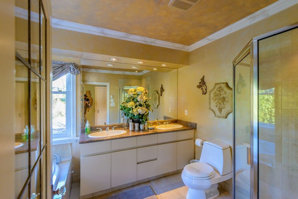 Crystal's View Bed & Breakfast Deluxe Suite, 1 Queen Bed, City Skyline & Ocean View / Balcony & Double Jacuzzi Tub, Fireplace 8