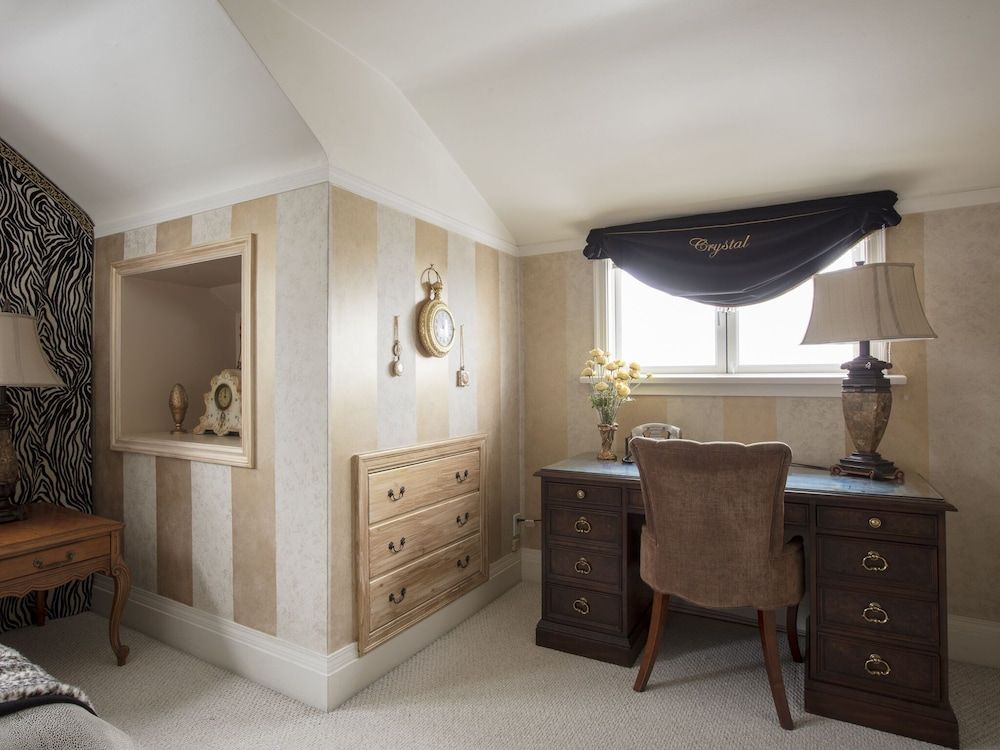 Crystal's View Bed & Breakfast Luxury Suite, 1 Queen Bed, City Skyline & Ocean View Double Jacuzzi Tub, Fireplace 13