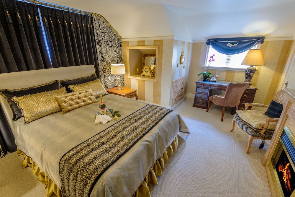 Crystal's View Bed & Breakfast Luxury Suite, 1 Queen Bed, City Skyline & Ocean View Double Jacuzzi Tub, Fireplace