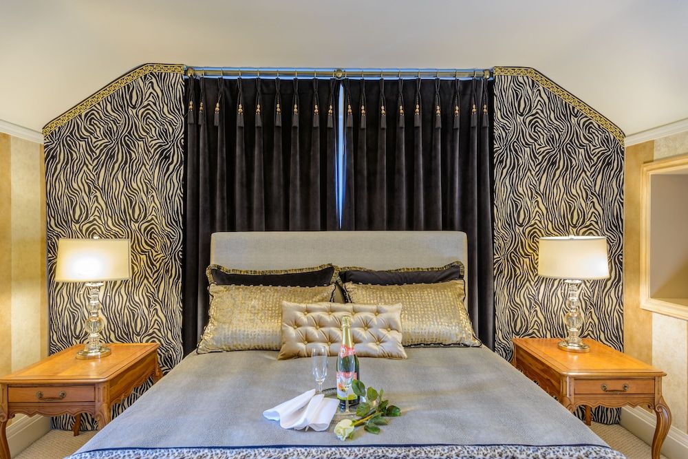 Crystal's View Bed & Breakfast Luxury Suite, 1 Queen Bed, City Skyline & Ocean View Double Jacuzzi Tub, Fireplace 2