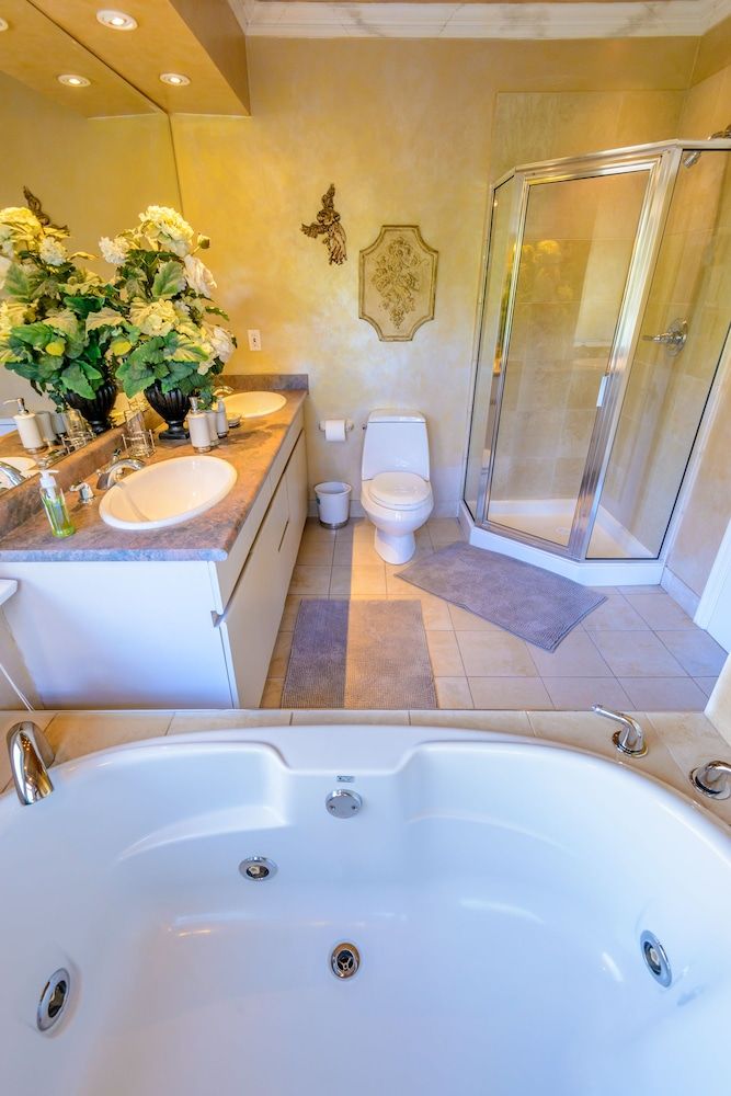 Crystal's View Bed & Breakfast Deluxe Suite, 1 Queen Bed, City Skyline & Ocean View / Balcony & Double Jacuzzi Tub, Fireplace 9