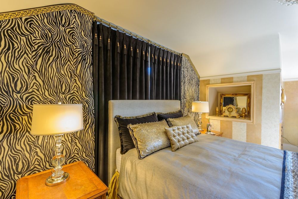 Crystal's View Bed & Breakfast Luxury Suite, 1 Queen Bed, City Skyline & Ocean View Double Jacuzzi Tub, Fireplace 4