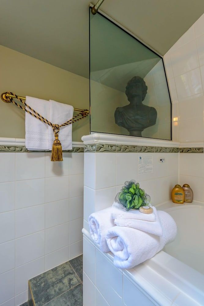 Crystal's View Bed & Breakfast Luxury Suite, 1 Queen Bed, City Skyline & Ocean View Double Jacuzzi Tub, Fireplace 10