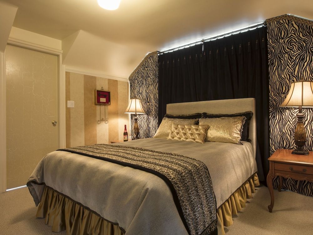 Crystal's View Bed & Breakfast Luxury Suite, 1 Queen Bed, City Skyline & Ocean View Double Jacuzzi Tub, Fireplace 3