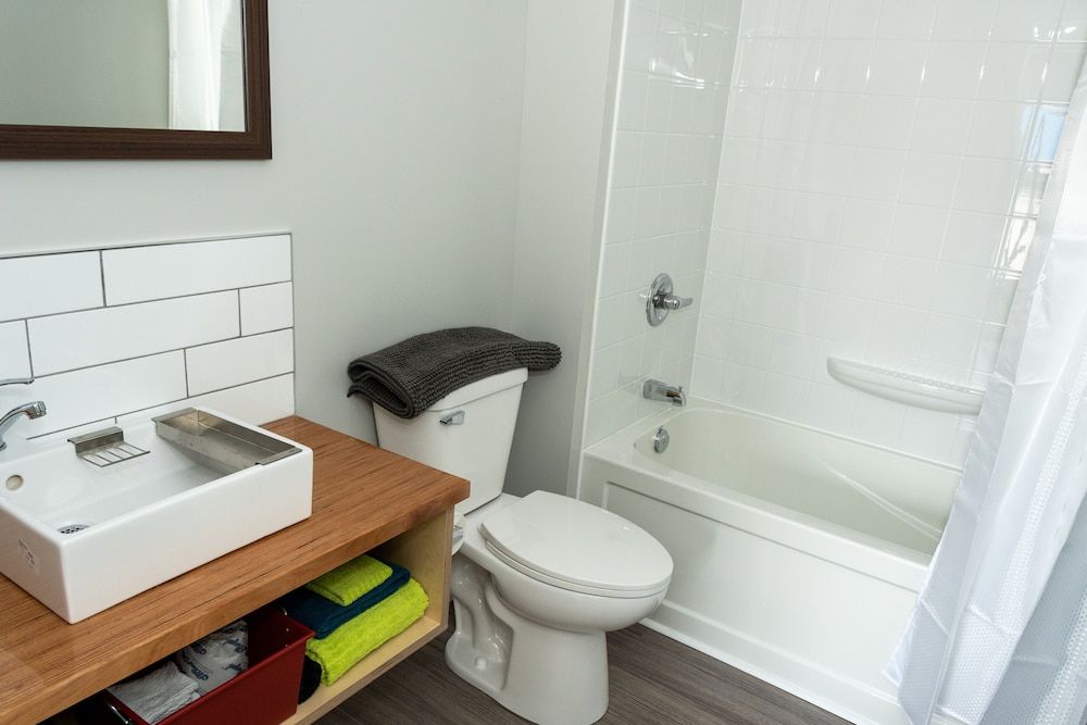 Morel Executive Suites Suite 5, 1 Queen Bed 4