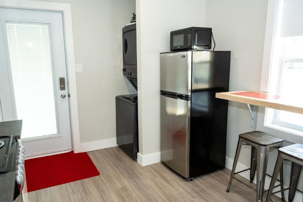 Morel Executive Suites Suite 5, 1 Queen Bed 6