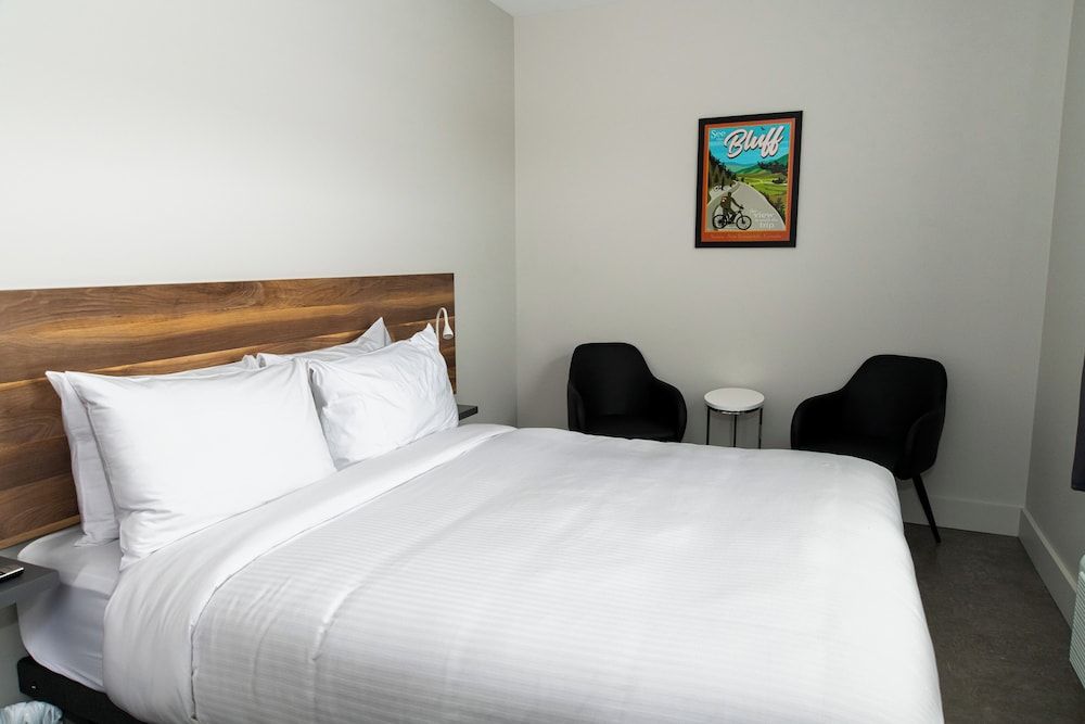 Morel Executive Suites Suite 11, 1 Queen Bed