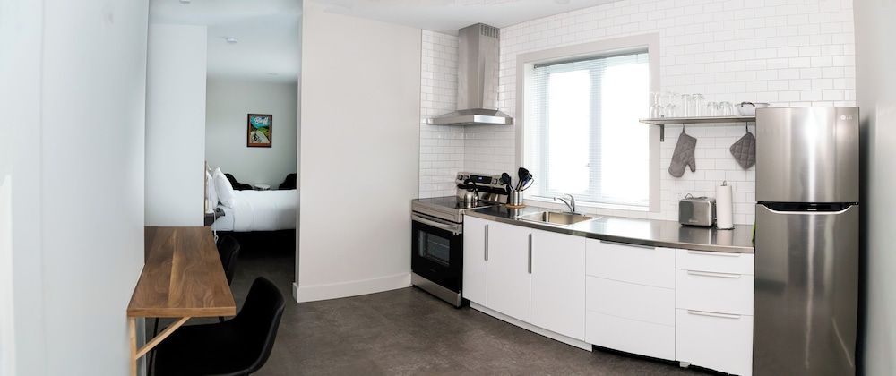 Morel Executive Suites Suite 11, 1 Queen Bed 3