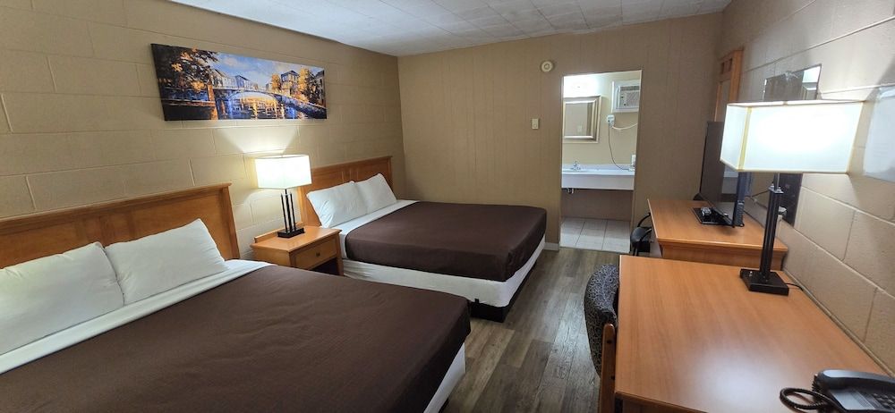 Flamingo Motel Studio, 2 Queen Beds 2