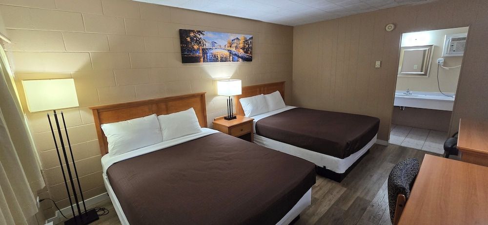 Flamingo Motel Studio, 2 Queen Beds 4