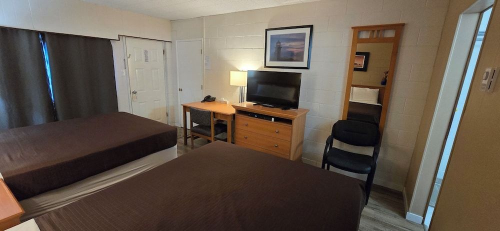 Flamingo Motel Studio, 2 Queen Beds 5