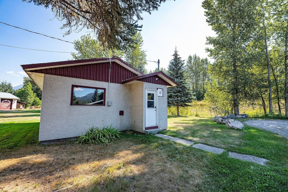 undefined Downie Cottage by Revelstoke Vacations 10