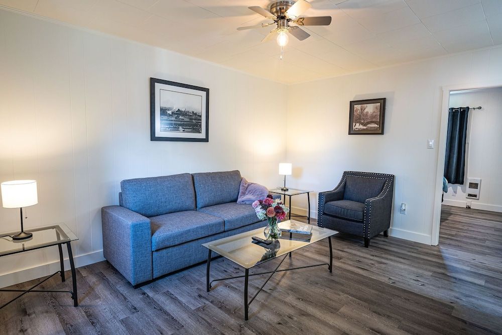 Downie Cottage by Revelstoke Vacations Classic Cottage 13