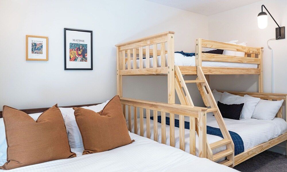 Revelation Retreat by Revelstoke Vacations Revelation Retreat Townhouse-Private Hot Tub and Lower-Level Rec Room 9