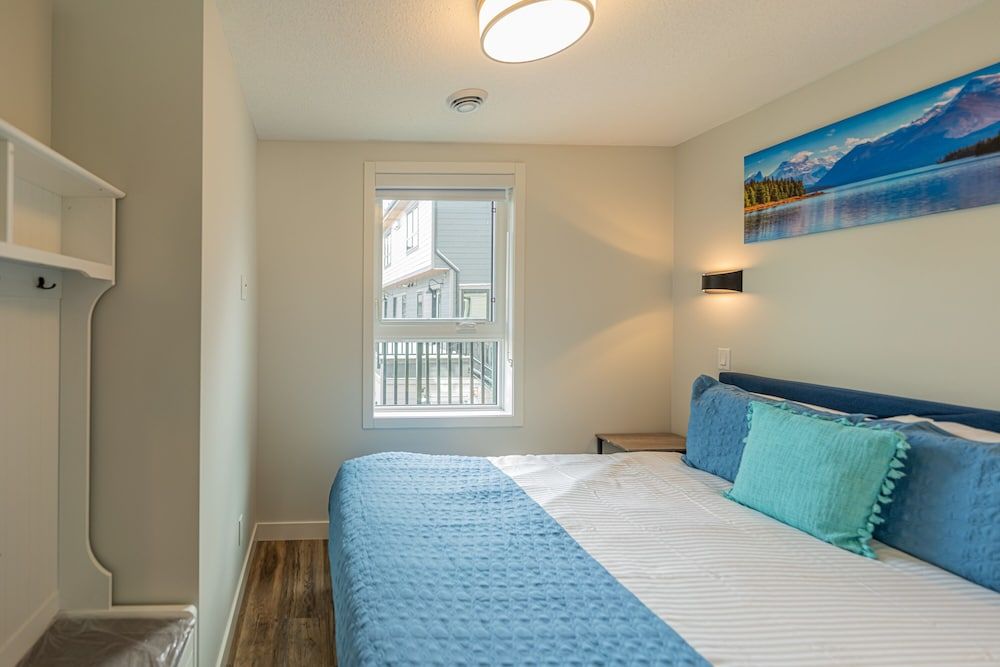 Skyline-Townhouse Combo-AC-Pool-Hot Tub Luxury Townhome, Hot Tub, Mountain View 3