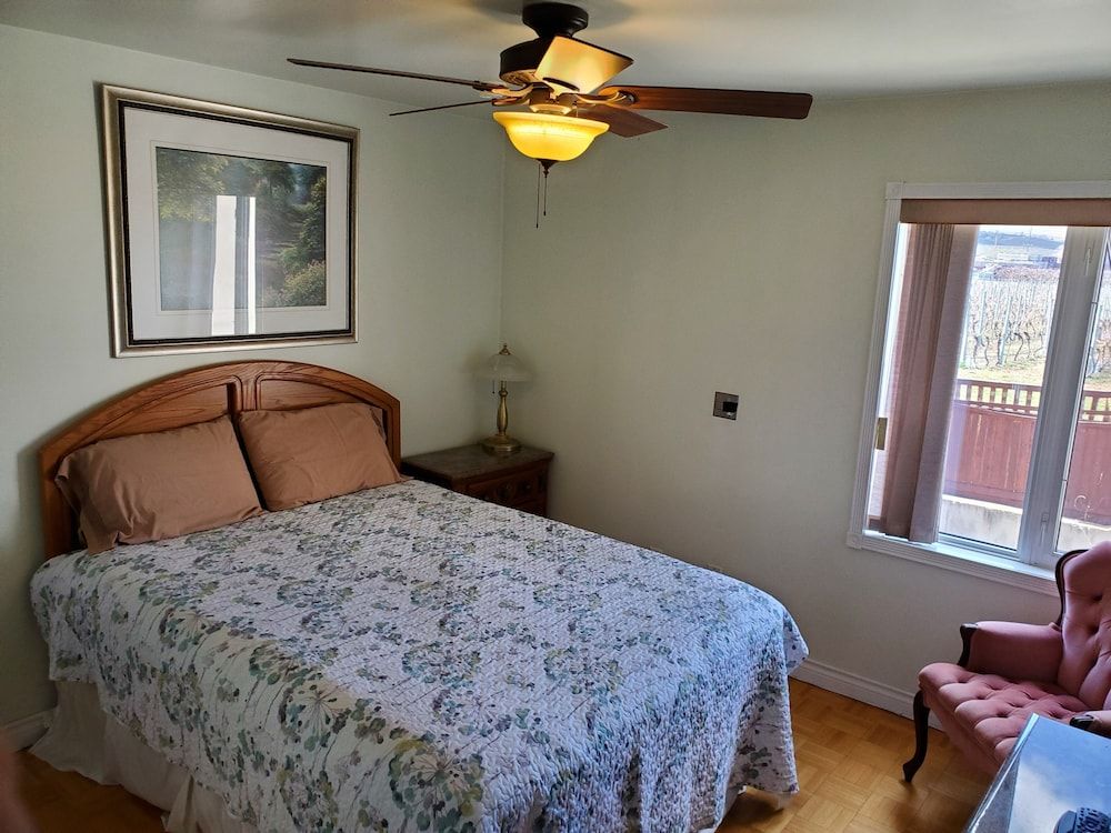 Queen Room, Valley or Vineyard View, Patio