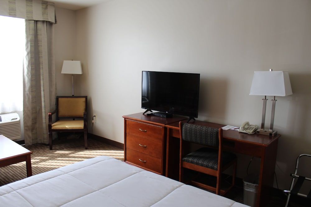 Foxwood Inn & Suites King Non Smoking 4