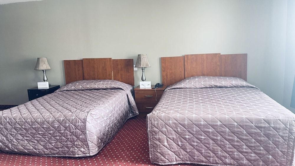 Falcon Motel Brossard Premium Double Room, 2 Double Beds, Non Smoking 5