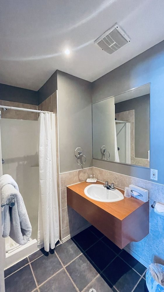 Falcon Motel Brossard Premium Double Room, 2 Double Beds, Non Smoking 11