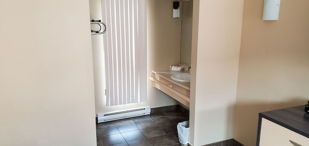 Falcon Motel Brossard Standard Room, 1 Queen Bed, Non Smoking 12