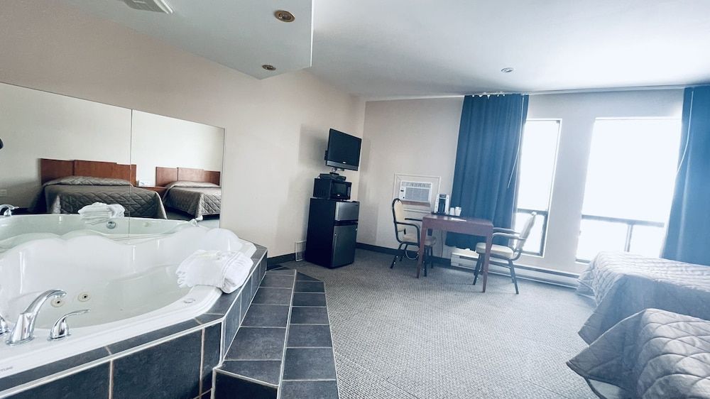 Falcon Motel Brossard Premium Double Room, 2 Double Beds, Non Smoking 4