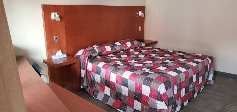 Falcon Motel Brossard Standard Room, 1 Queen Bed, Non Smoking 9
