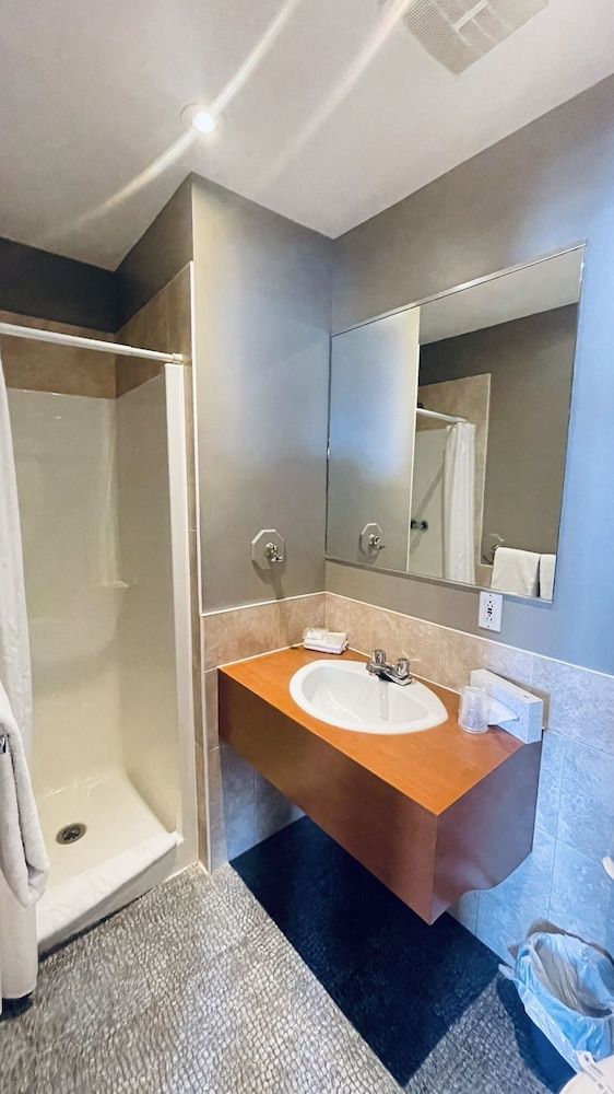 Falcon Motel Brossard Premium Double Room, 2 Double Beds, Non Smoking 10