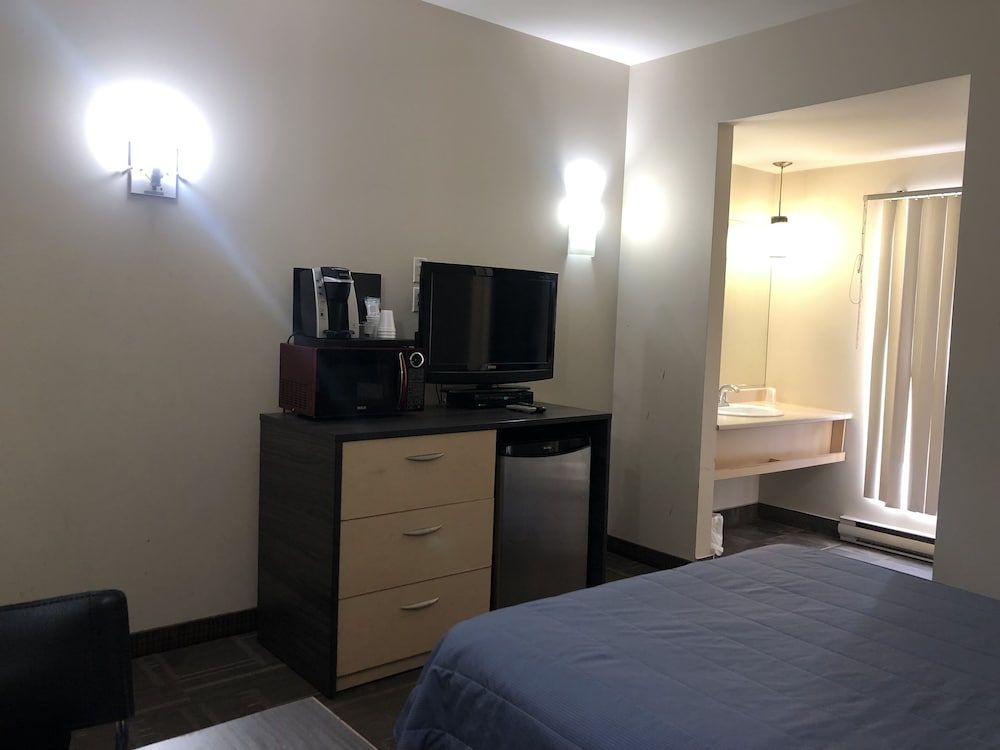 Falcon Motel Brossard Standard Room, 1 Queen Bed, Smoking 6