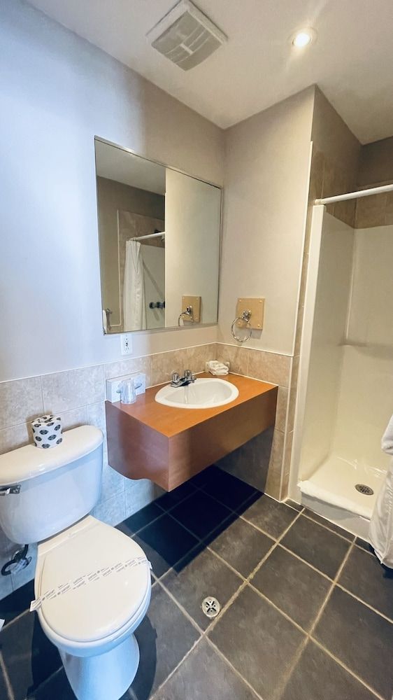 Falcon Motel Brossard Premium Double Room, 2 Double Beds, Non Smoking 12