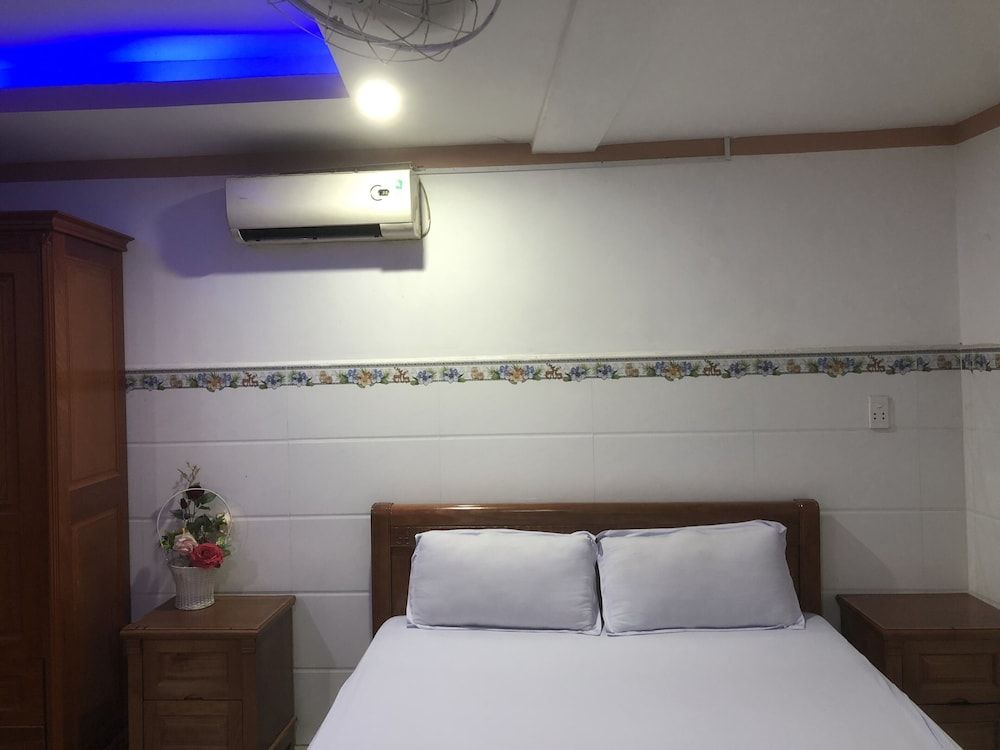 undefined Hoa Ban Hotel 8