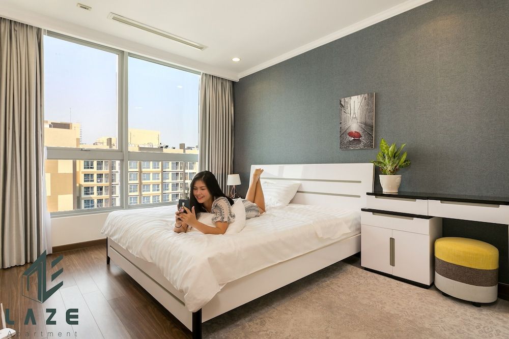 Laze Apartment SAIGON Vinhomes Central Park Superior Penthouse, 2 Bedrooms, City View 2