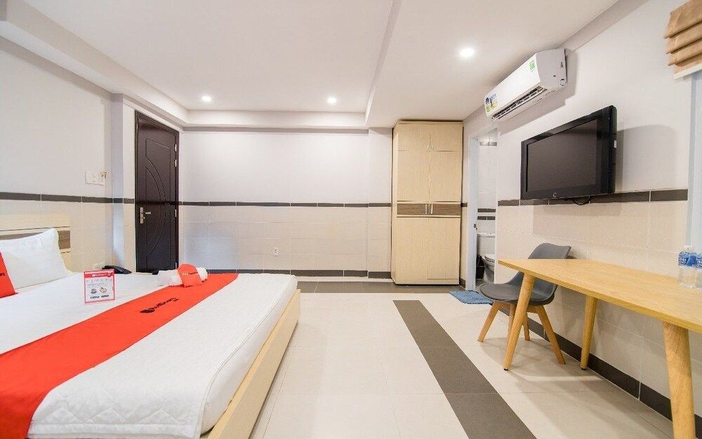 RedDoorz Plus near Lotte Mart D7 Deluxe Room 6