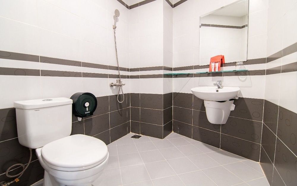 RedDoorz Plus near Lotte Mart D7 Standard Room 4