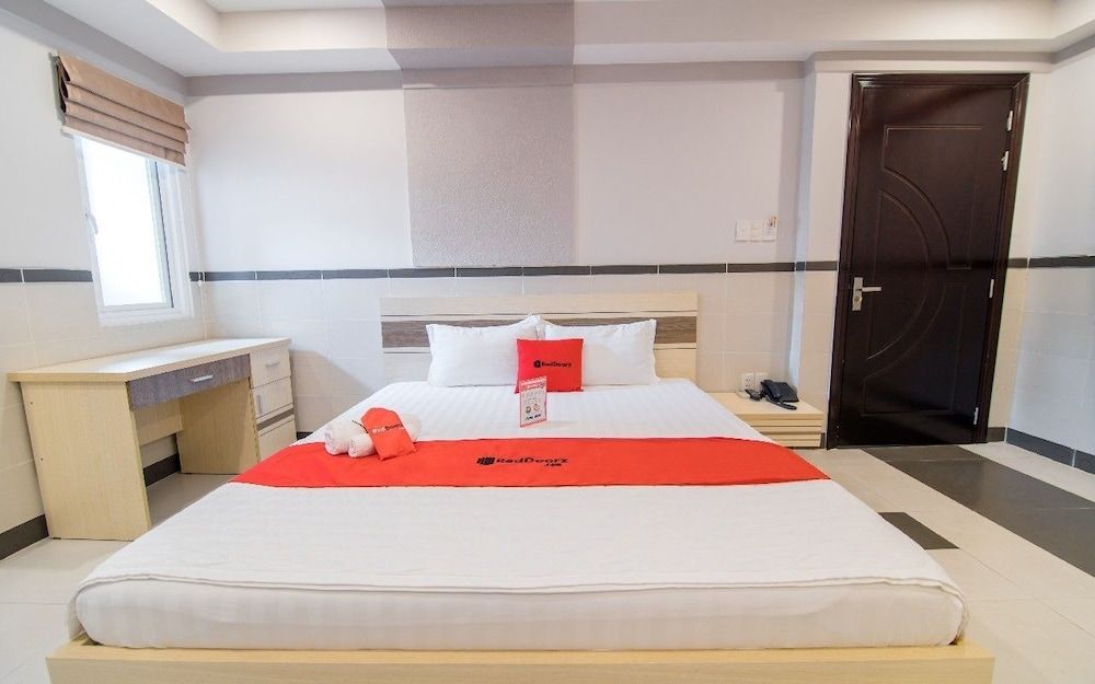 RedDoorz Plus near Lotte Mart D7 Deluxe Room 9