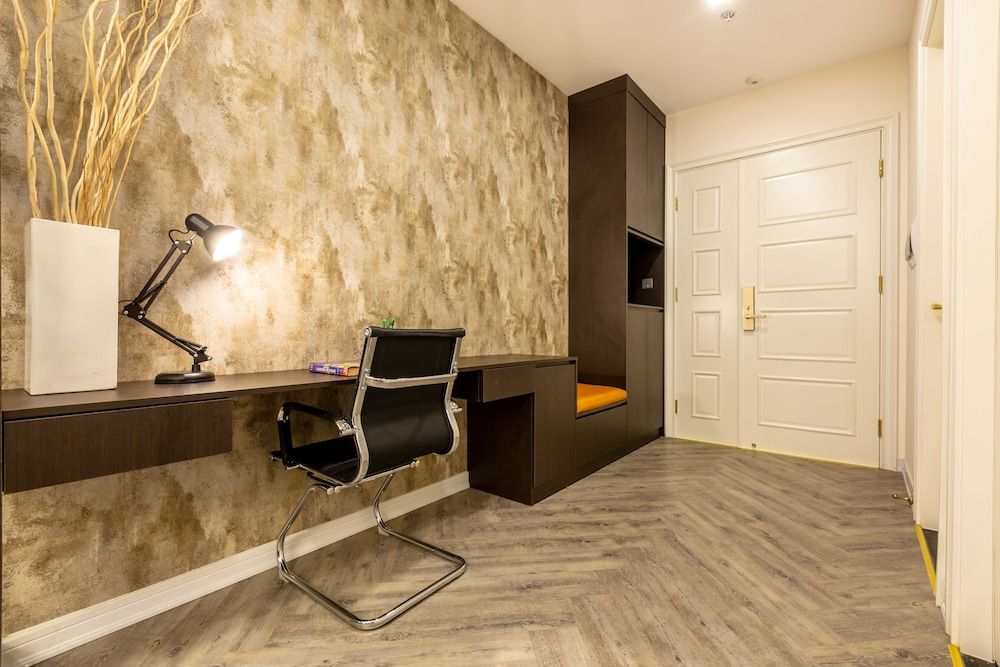 undefined Oasis Vinhome Golden River Apt 8