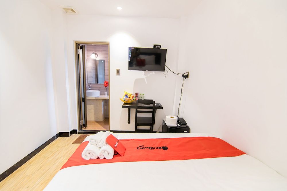 RedDoorz Plus near Ba Chieu Local Market Standard Double Room 4