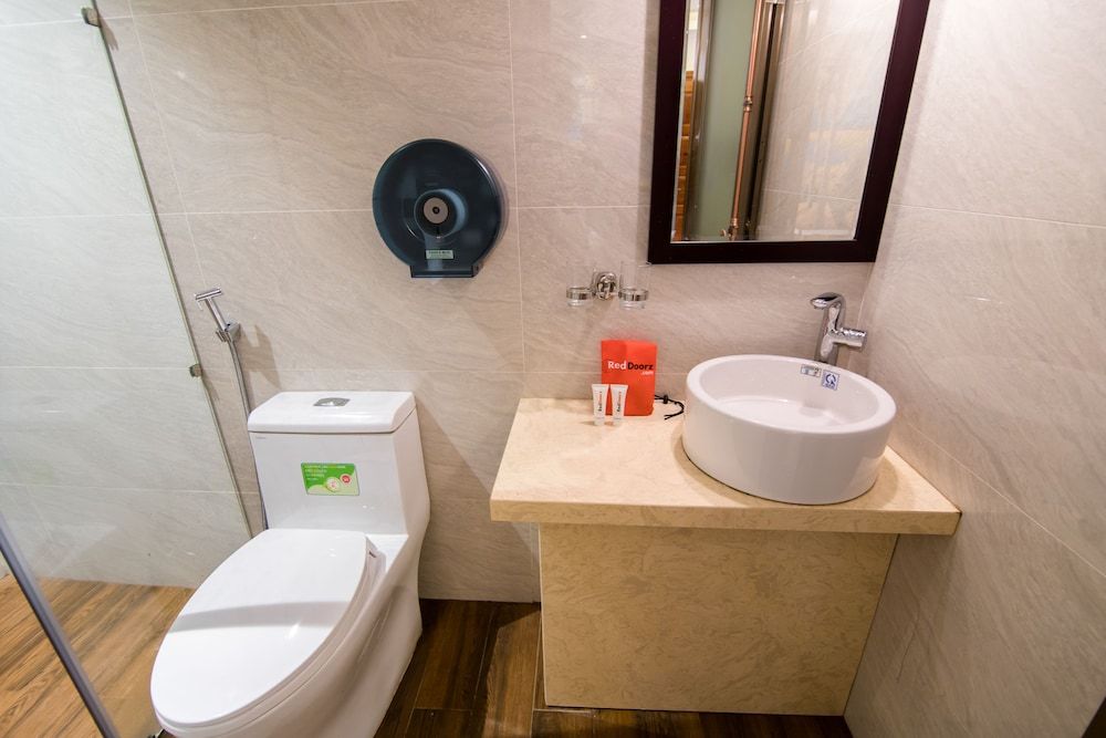 RedDoorz Plus near Ba Chieu Local Market Family Room 7