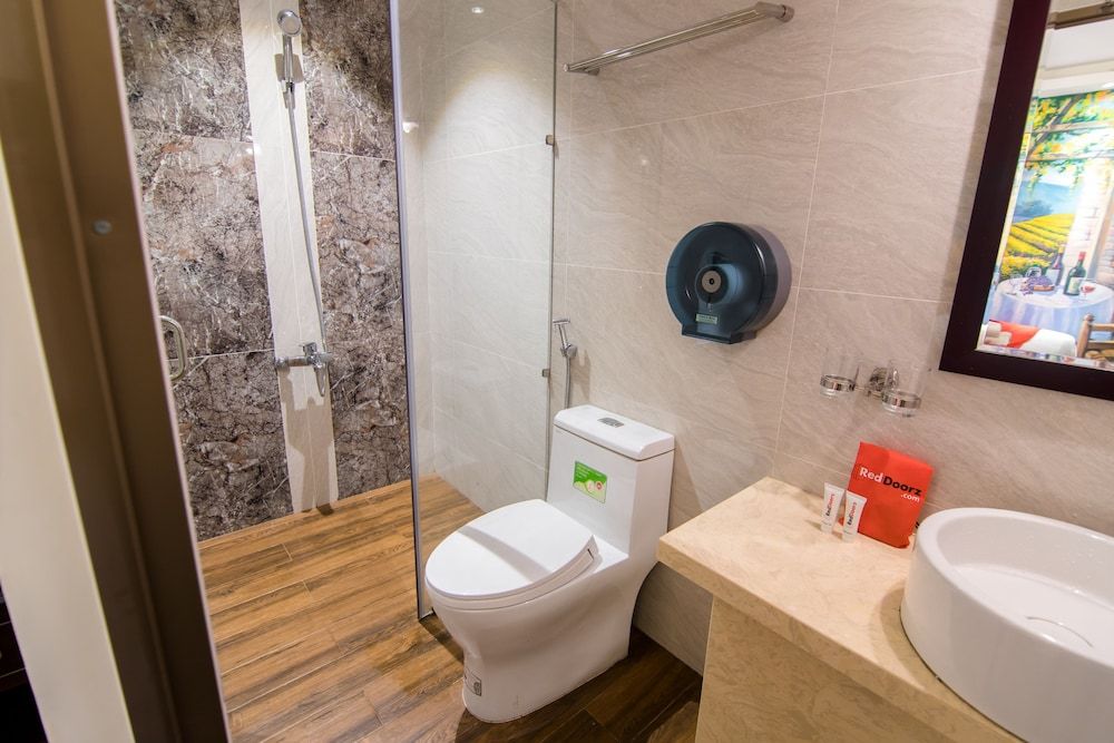 RedDoorz Plus near Ba Chieu Local Market Family Room 8